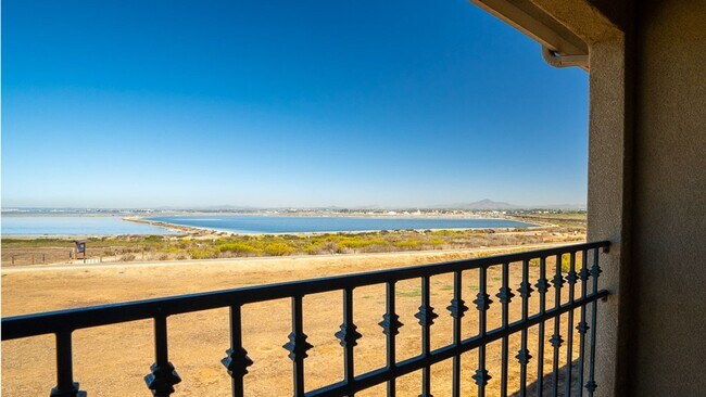 Building Photo - Huge Bay Front 3 Bed 2.5 Bath