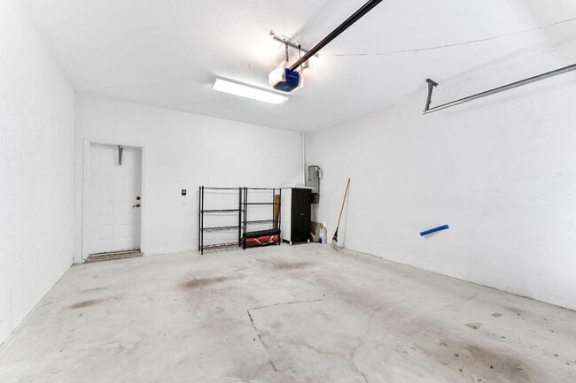 Building Photo - 2469 NE 14th St