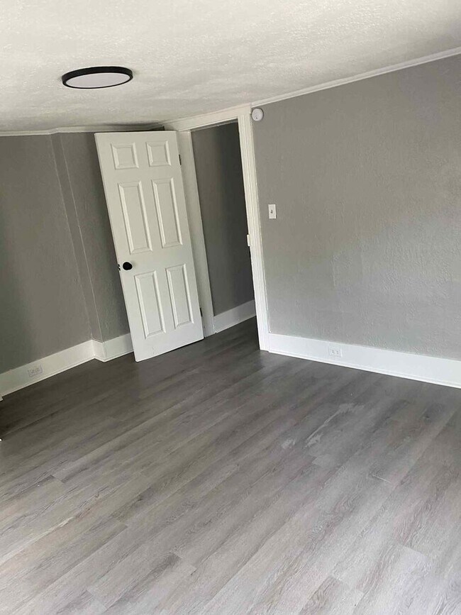 Building Photo - Newly Updated Spacious 5 bedroom 1 bathroom house for rent in Glassport!