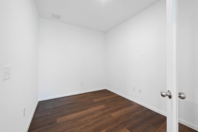 Building Photo - 25849 Hedgerow Dr