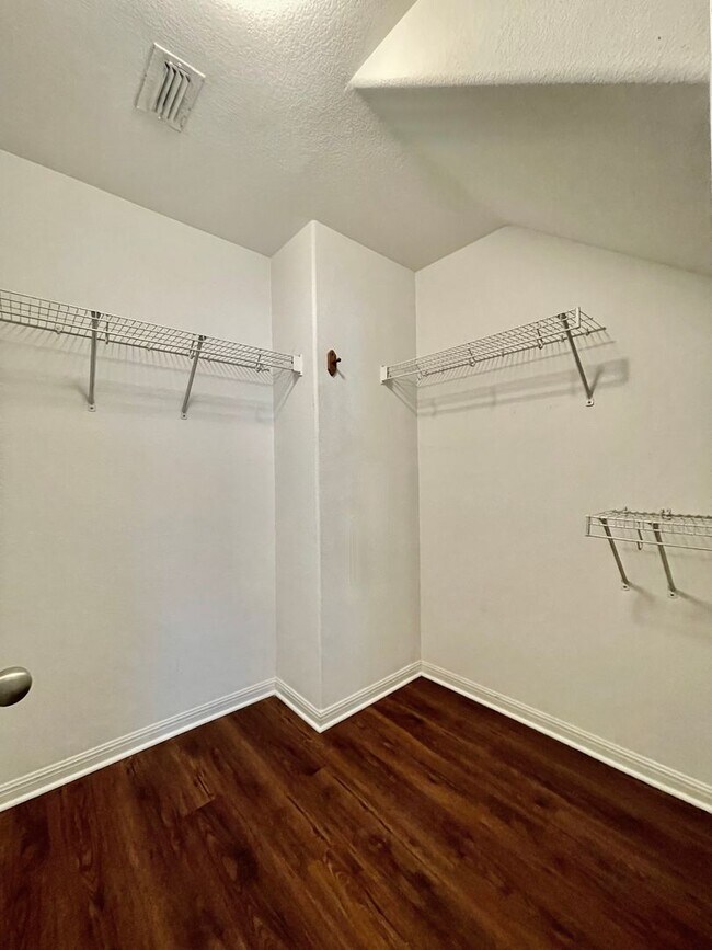 Building Photo - Superb Suburban Space! Multiple Living areas!