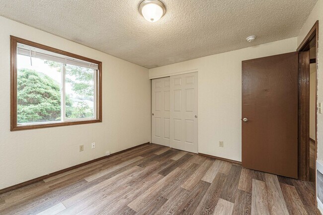 Building Photo - 2 Bedroom 2 Bath with single car garage