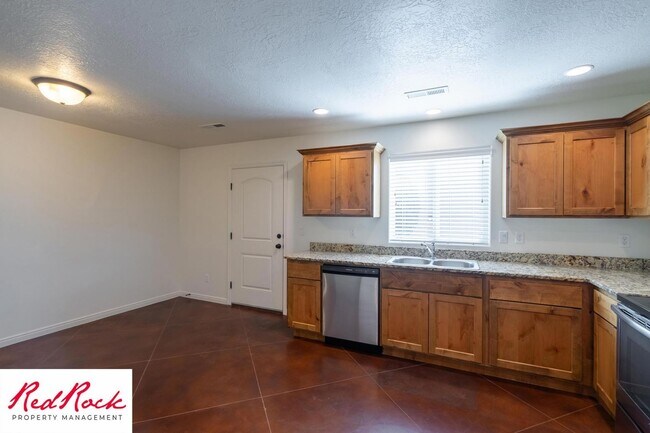Building Photo - DOG-FRIENDLY 3 Bedroom Townhome with INTERNET INCLUDED!