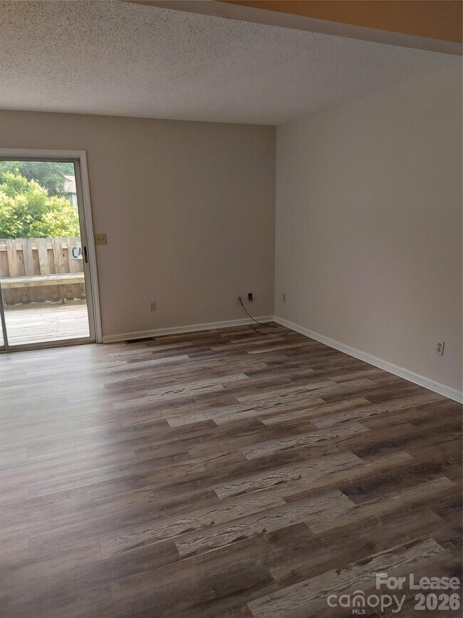 Building Photo - 675 Lex Dr