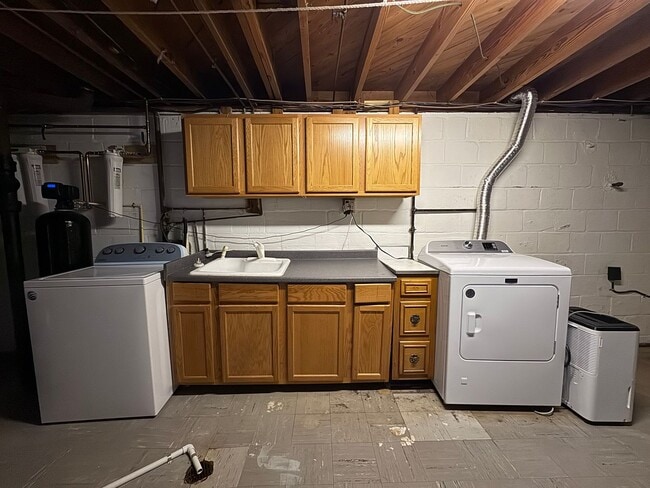Building Photo - Gorgeous 4 Bed 3 Bath Home Sitting On Spac...