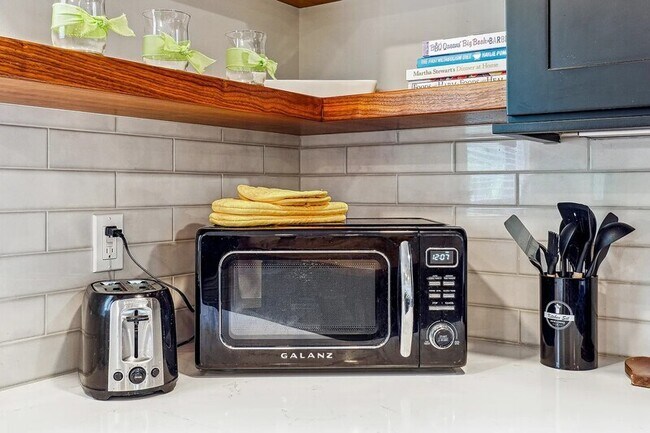 Building Photo - 2450 Hillcrest Dr