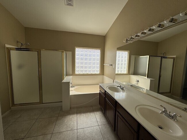 Building Photo - Lakefront with Home Office