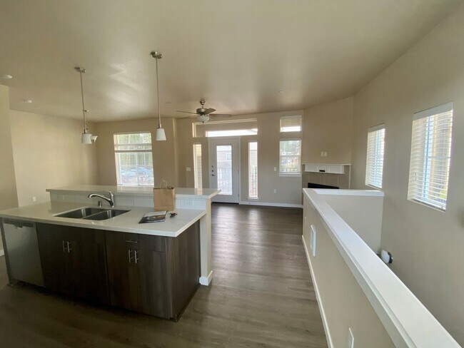 Building Photo - 1 bedroom Townhome with attached garage