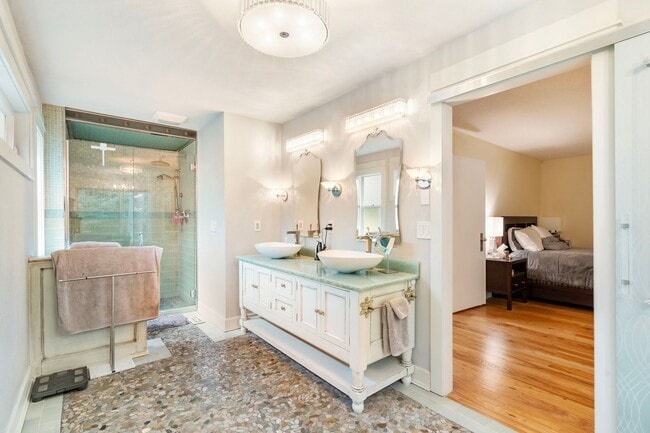 Building Photo - Private Retreat Backing to Trails in the Heart of Lake Oswego