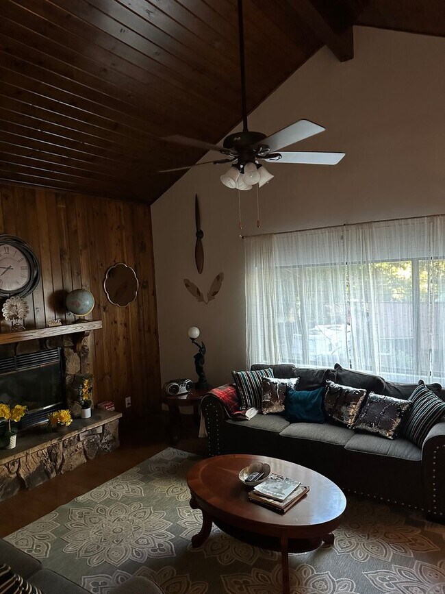 Building Photo - 2 bedroom 2bath with garage.