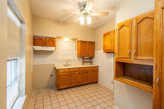 Building Photo - 2006 Piedra China St