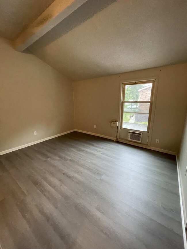 Building Photo - 914 Sparta Dr