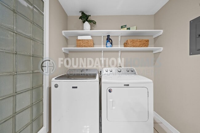 Building Photo - Charming 3 bed/2.5 bath in the heart of do...