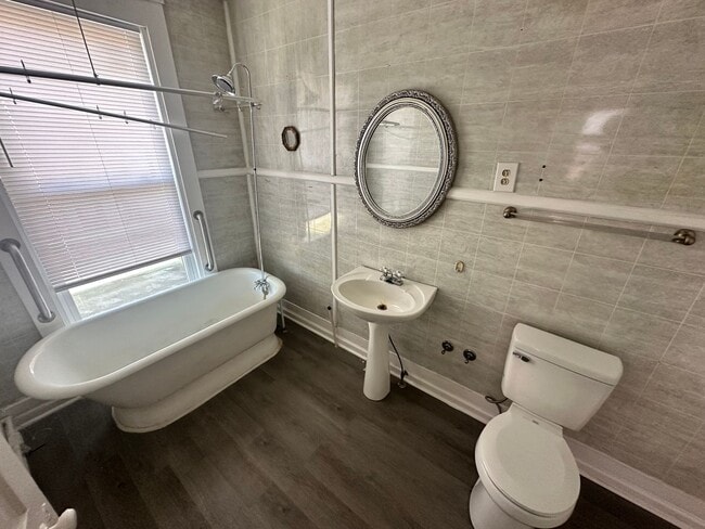 Building Photo - 114 W Main St