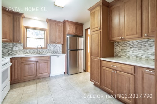 Building Photo - 9151 Somerset Dr
