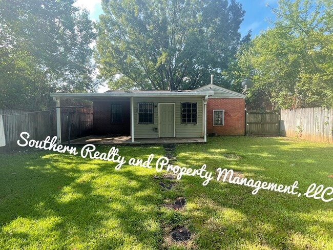 Building Photo - Super Cute newly renovated Home