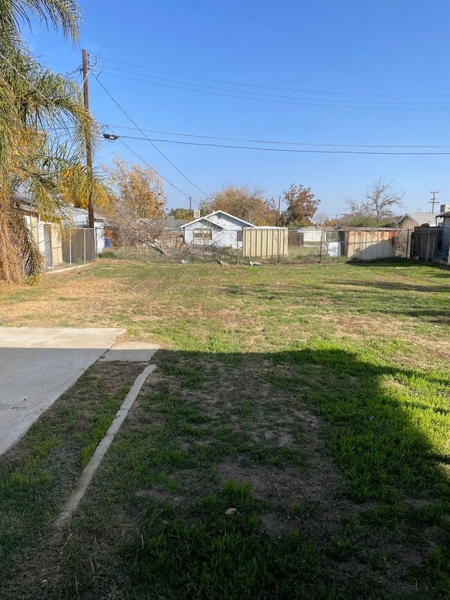 Building Photo - Adorable 2 bedroom home in Oildale!