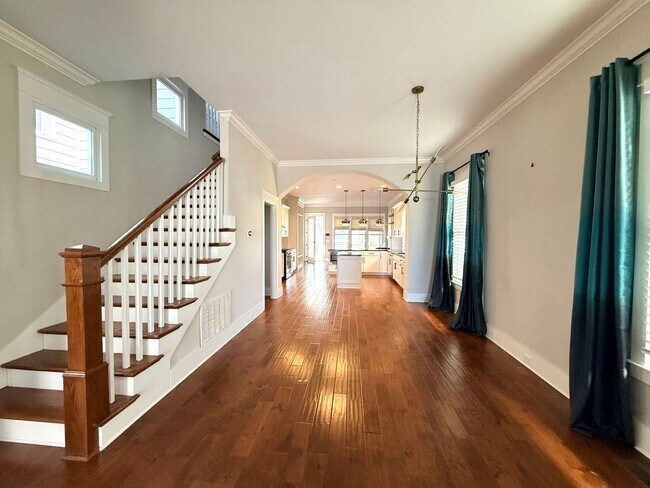 Building Photo - WALK TO 8TH AVE AND 12 SOUTH!  Beautiful 3/2.5 home with garage on 10th Ave S