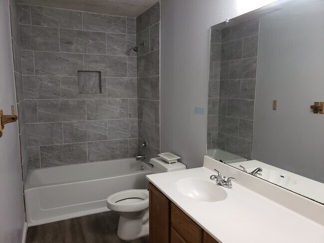 Building Photo - 425 Twin Point Creek