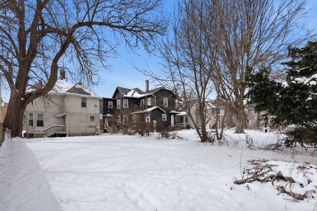 Building Photo - Spacious 4bed 2 bath home in Davenport