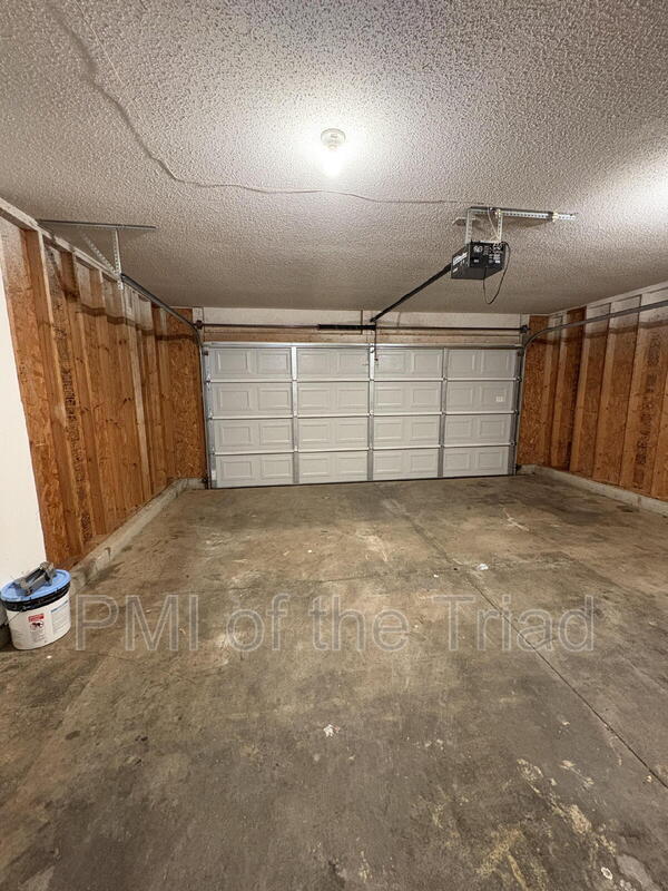 Building Photo - 152 Drewsbury Dr