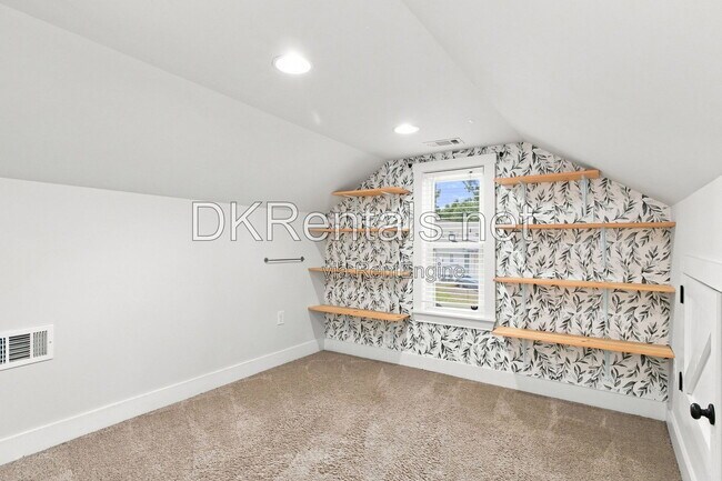 Building Photo - 1845 Vesta Ave