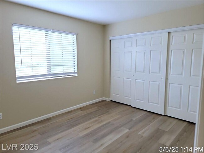 Building Photo - 1ST FLOOR UNIT IN HEART OF GREEN VALLEY!!