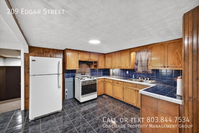 Building Photo - 209 Edgar St