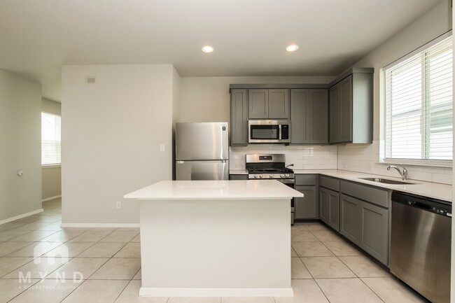 Building Photo - 252 Fabion St