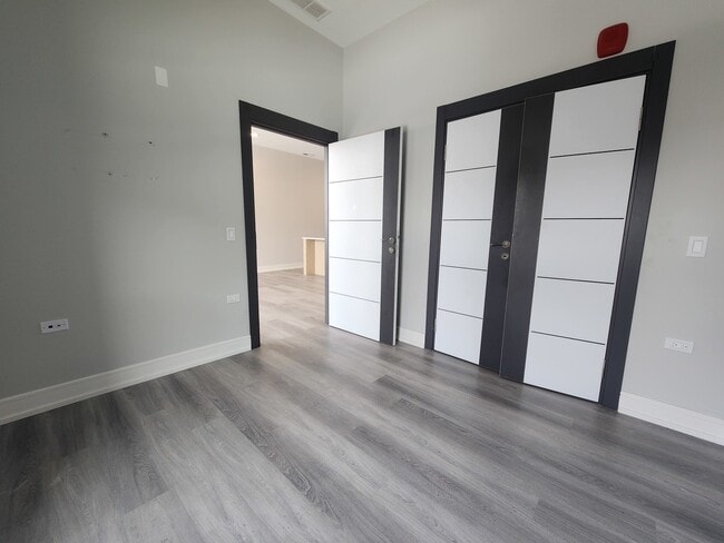 Building Photo - 2406 W Armitage Ave