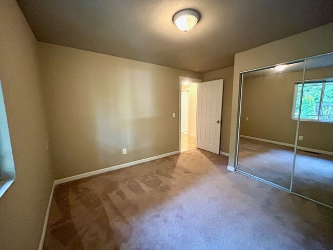 Building Photo - Kirkland Home