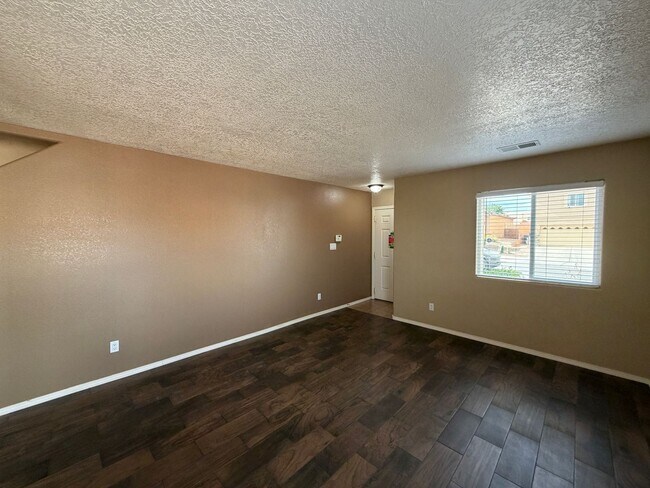 Building Photo - 4 Bedroom Home Available Near McMahon Blvd NW & Universe Blvd NW!
