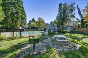 Building Photo - Hampton Park Apartments