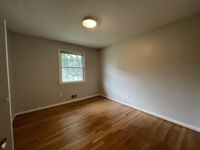 Building Photo - 810 Loxford Terrace