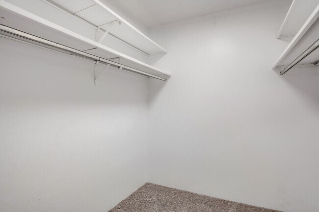 Building Photo - SPACIOUS 2Bd/1BA Condo- Cap Hill Neighborhood! Available NOW!