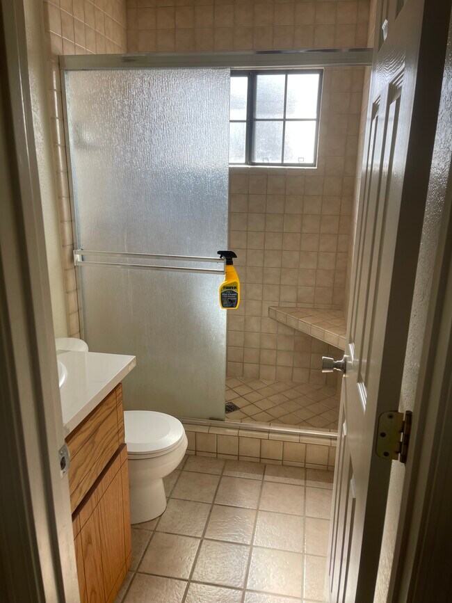 Building Photo - 817 Lake Ave