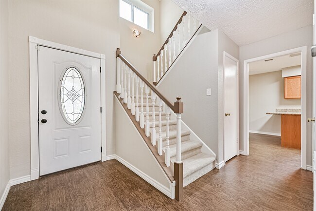 Building Photo - 222 Old Oaks St