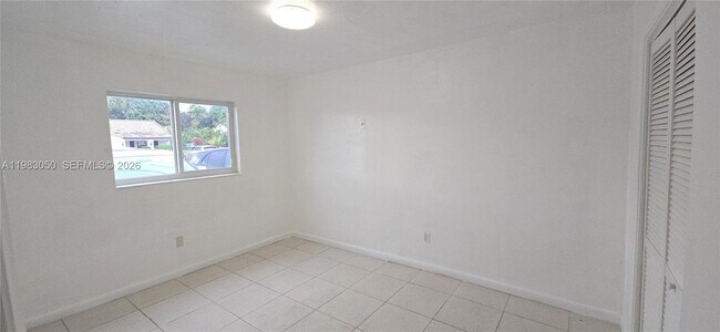 Building Photo - 718 SE 8th St