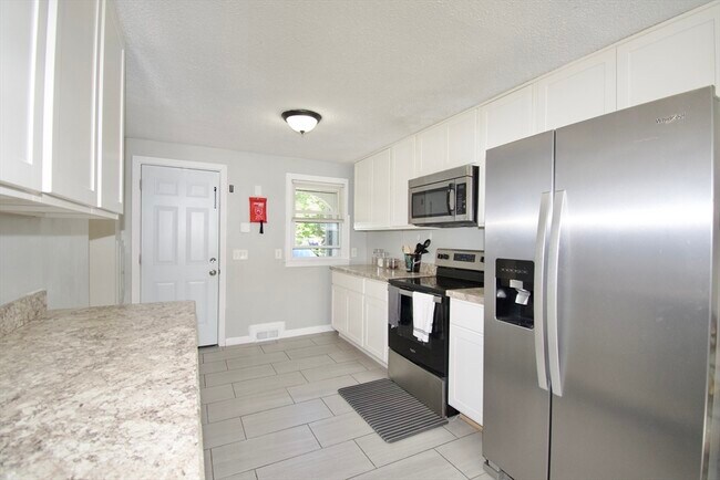 Building Photo - 1617 Plumtree Rd