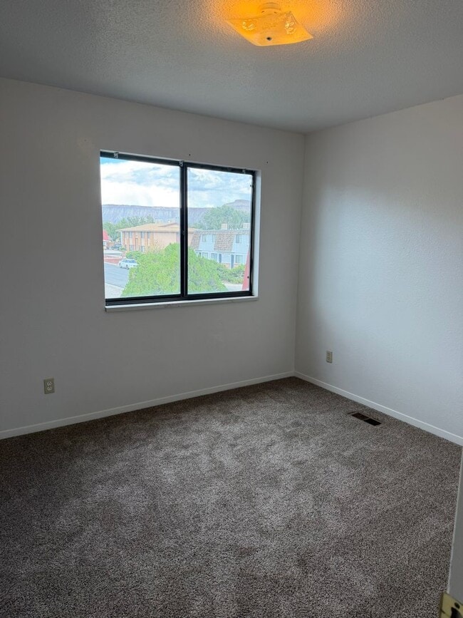 Building Photo - 459 Topaz Dr