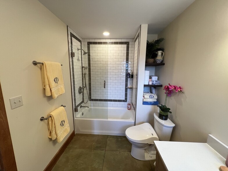 Building Photo - 2226 Lake Shore Rd