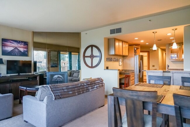 Building Photo - Furnished condo with a view of the lake an...