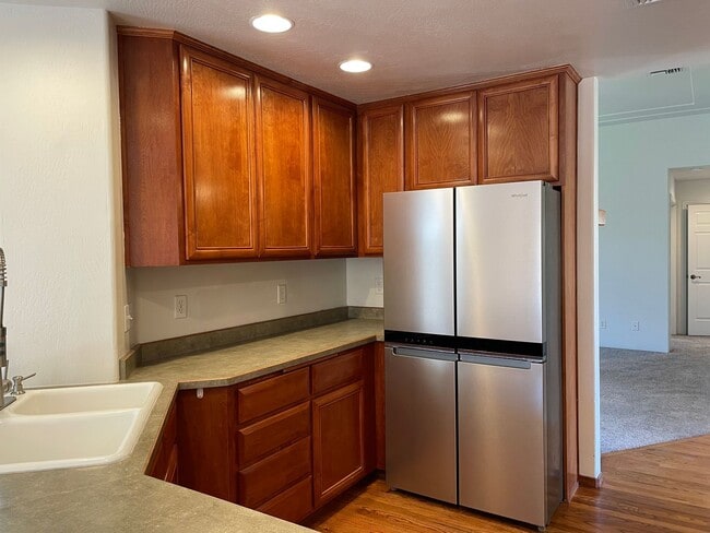 Building Photo - Stunning 3 Bedroom 2 Bath Home- Located in Friendly Central Point-Over 1600 Sq. Ft.