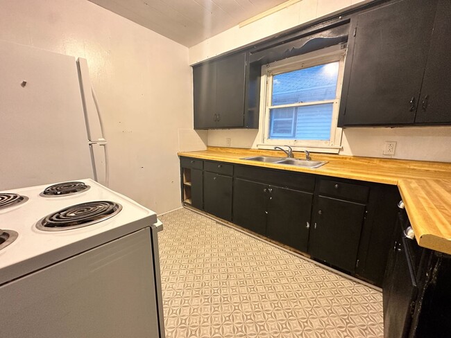 Building Photo - 2 bedroom 1 bath house!