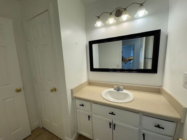 Building Photo - Gulf Breeze - Greenbriar Estates - 2 bed, 1 bath - Lawn care included