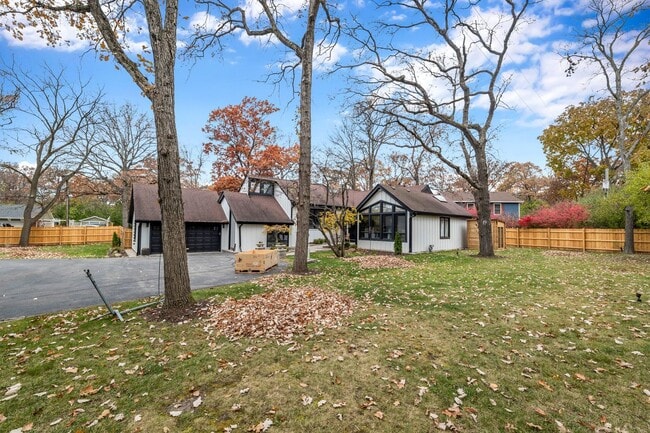 Building Photo - 15160 W Oak Spring Rd