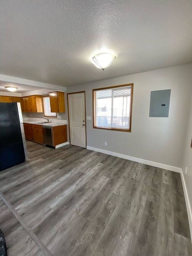 Building Photo - Large 2 bed, 1 bath Townhouse with Parking