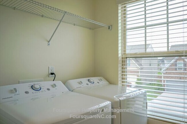 Building Photo - Spacious Single-Family Home with 1st Floor Office, Loft & Fenced Backyard , Includes Washer/Dryer