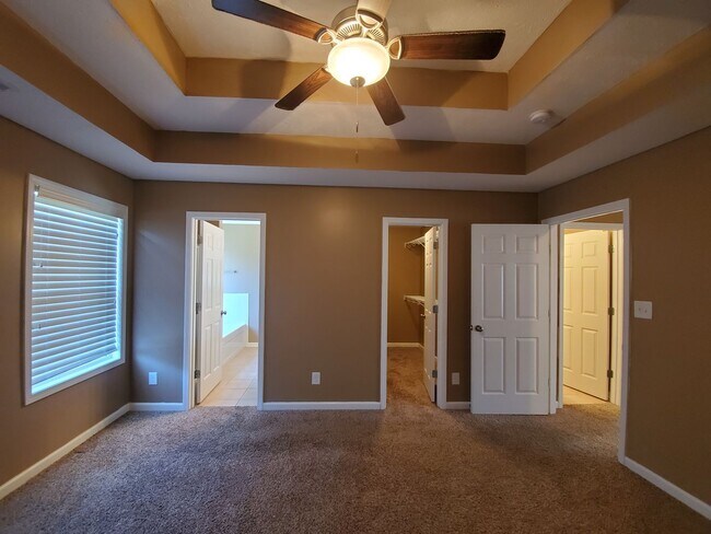 Building Photo - 5 Bedrooms 3 Bathroom Split Foyer
