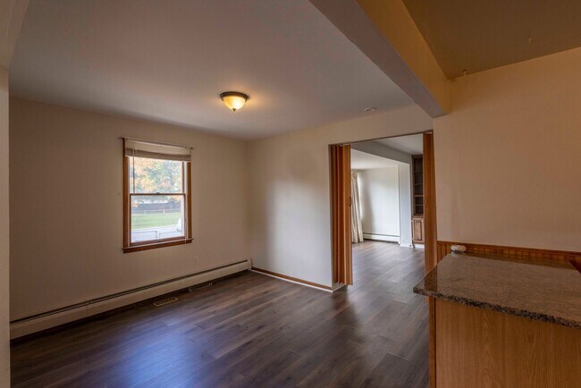 Building Photo - Cozy 4 Bedroom/2 Bathroom Detached Home in...